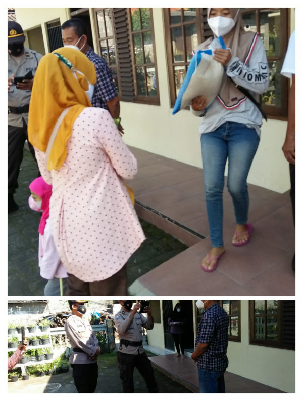 bantuan beras dari POLDA DIY kepada warga Sanggrahan yang tetdampak COVID